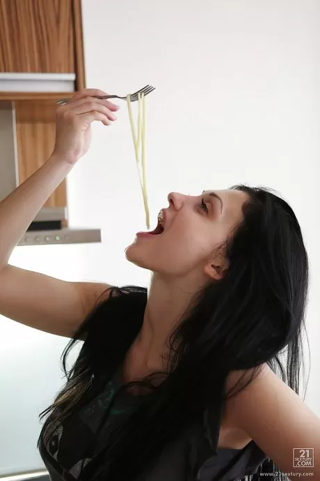 Порнозвезда Алетта Оушен с великолепным телом и улыбкой развлекается дома