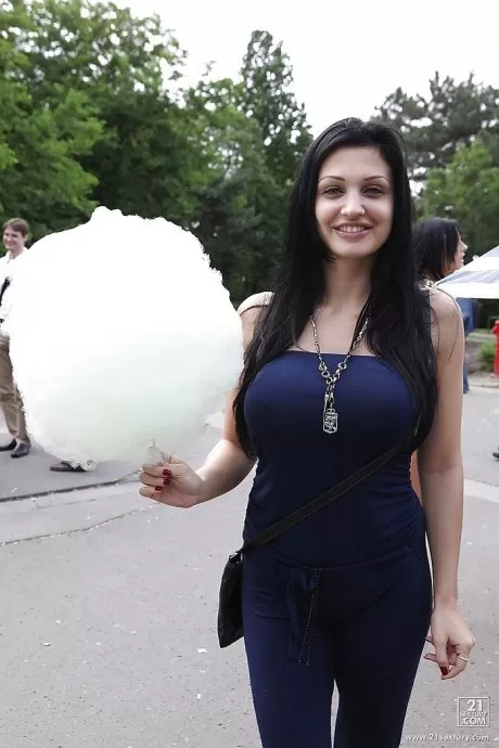 Порнозвезда с красивым лицом Алетта Оушен прогуливается с подругой