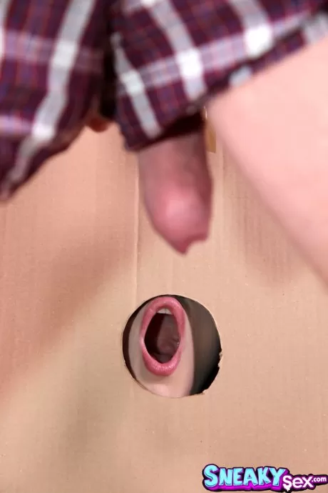 Белокурая невеста Энджел Вики отсасывает необрезанный член в дыре славы