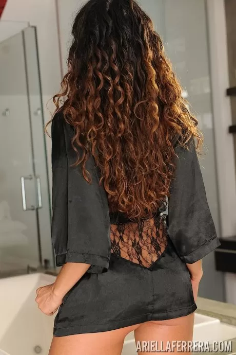 Порнозвезды милф Ариэлла Феррера и Эми Брук по очереди раздеваются догола