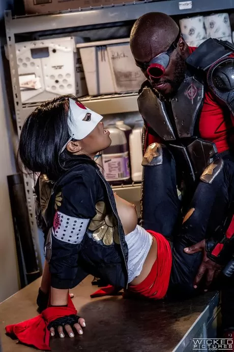 Азиатка в маске Аса Акира трахается с черным чуваком в байкерской одежде