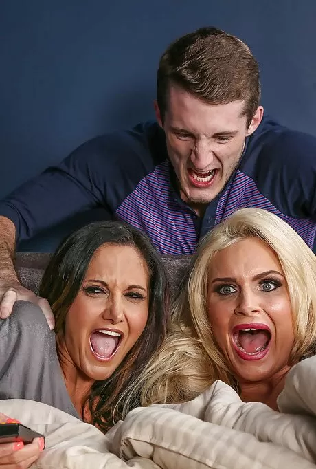 Реалити-мамочки с большими сиськами Ава Аддамс и Феникс Мари в сексе втроем