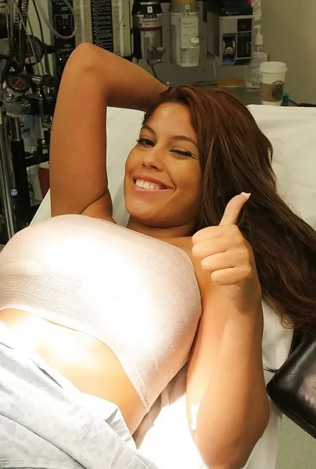 Порнозвезда с большими сиськами Бриджит Би сосет член и занимается сексом