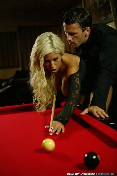 Хорошо сложенная мамаша трахается и ублажает стояк своими кувшинами