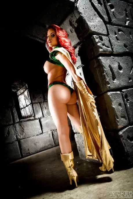 Грудастая рыжеволосая Бритни Эмбер позирует топлесс в костюме для косплея