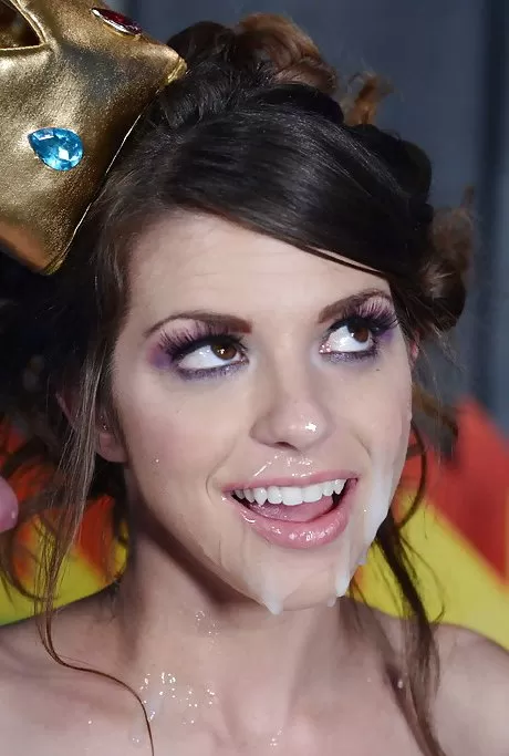 Красотка с большой грудью в белых чулочках отсасывает и трахается с двумя огромными стояками