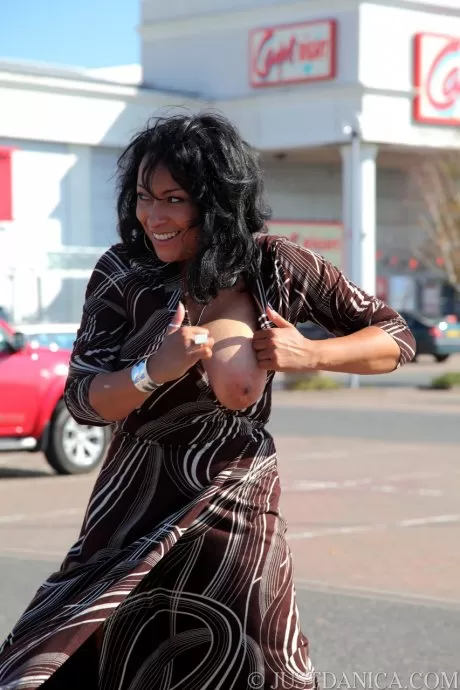 Брюнетка Даника Коллинз обнажает свои большие сиськи и задницу на парковке торгового центра