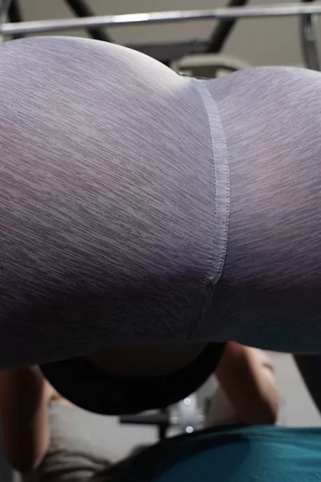 Грудастая женщина Ди Уильямс сосет и трахается с мужчиной во время тренировки в тренажерном зале