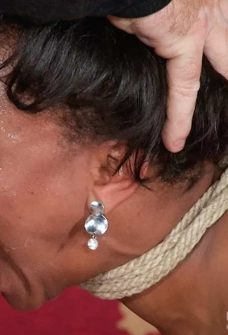 Высокую негритянку Никки Дарлинг поджаривает на вертеле развратная зрелая пара