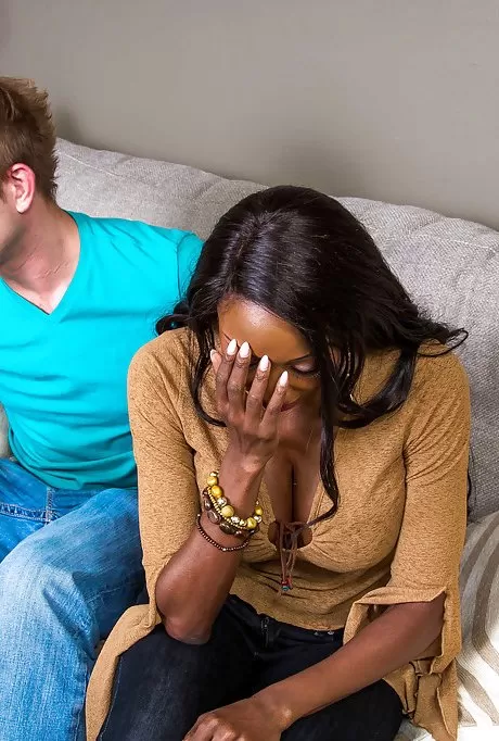 Негритянка Даймонд Джексон делает горячий глубокий минет на диване