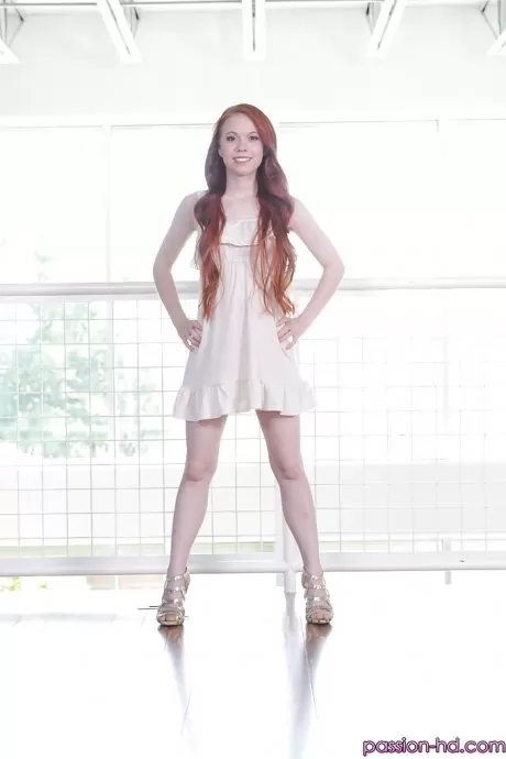 Крошечная рыжеволосая Куколка Литтл раздвигает сексуальные ягодицы, чтобы показать розовую киску