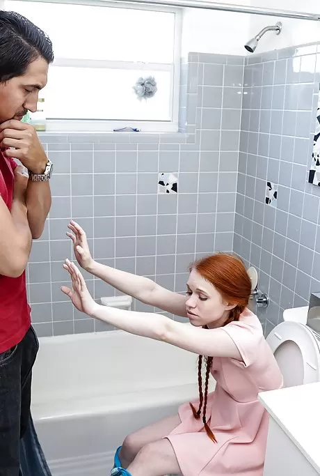 Натуральная рыжеволосая молоденькая Долли Литтл занимается оральным сексом с большим членом над ними с косичками