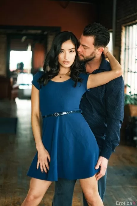 Сексуальная девушка и ее друг-мужчина принимают участие в жестком трахе на столе