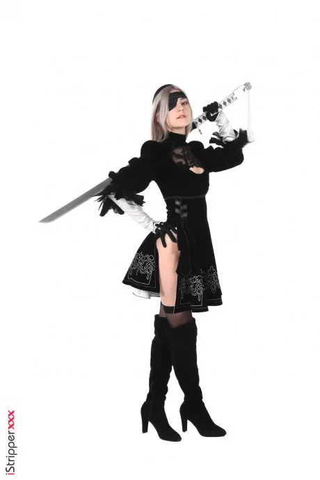 Платиновая блондинка Ева Элфи снимает костюм для косплея перед мастурбацией