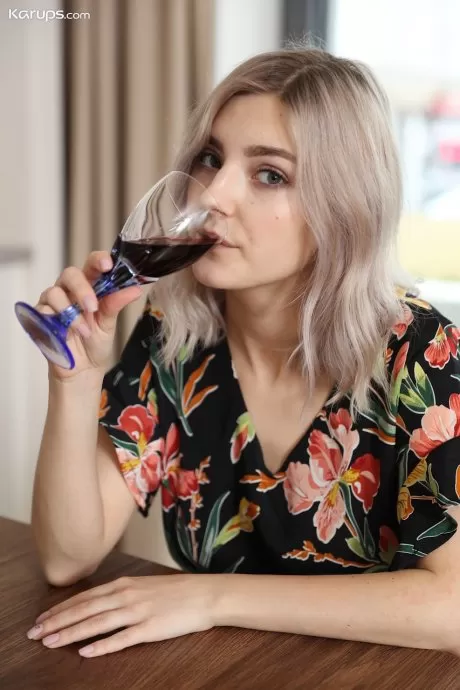 Любительская девушка Ева Элфи полностью раздевается после того, как выпила вина за кухонным столом
