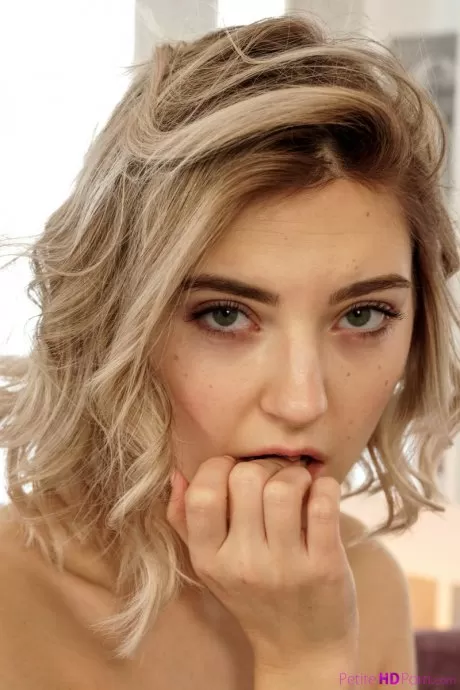 Грязная блондинка леди Джей трахается после прелюдии со своим другом-мужчиной