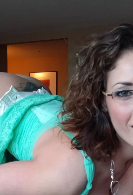 Милфа с большими сиськами в сексуальных очках Ева Нотти чувствует себя такой возбужденной