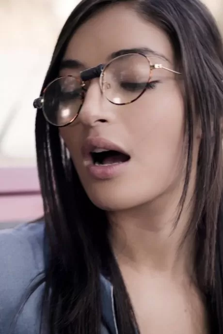 Школьницы Эмили Уиллис и Джанна Диор занимаются лесбийским сексом в кустах