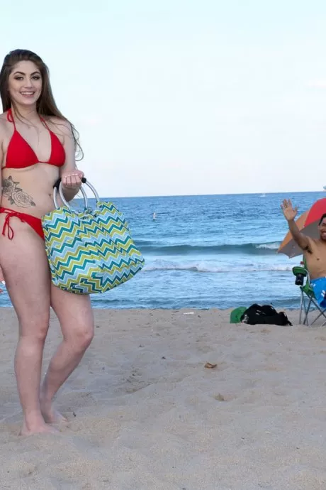 Латиноамериканские подростки Джина Валентина и Коби Брайан трахают отцов друг друга