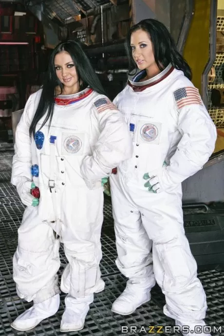 Джейден Джеймс и Одри Битони позируют в униформе, чтобы раздеть их