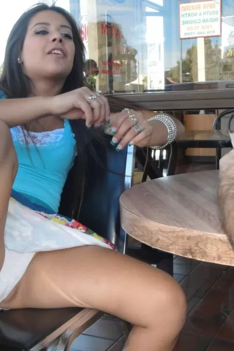 Возбужденная молоденькая Джинкс Мейз демонстрирует горячую юбку в трусиках и дрочит Олдману