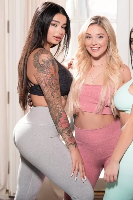 Спортивные девушки принимают участие в лесбийском сексе втроем после занятия йогой