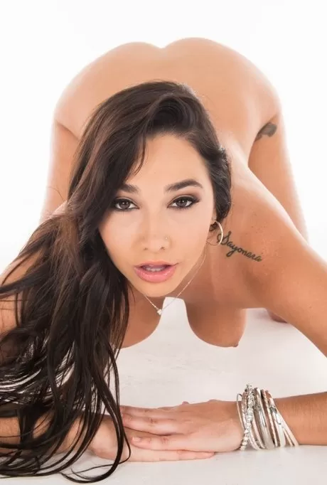 Горячая брюнетка-модель Карли Грей снимает свое бикини, чтобы позировать обнаженной