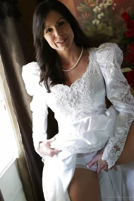 Горячая порнозвезда Кендра Ласт снимает свое свадебное платье и нижнее белье