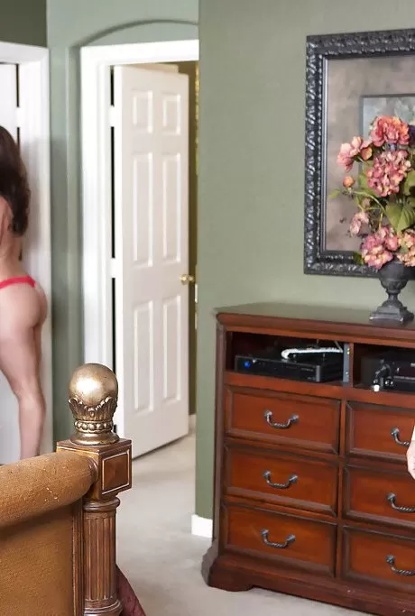 Зрелая мамочка с большими сиськами Кендра Ласт соблазняет парня помоложе на жесткий трах