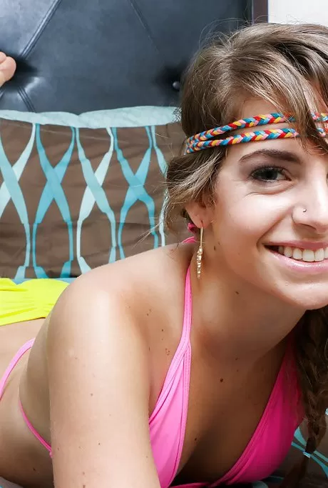 Молоденькая блондинка Кимми Грейнджер моделирует соло в ярком бикини