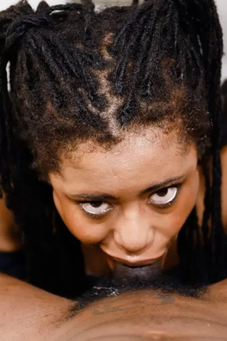 Миниатюрная чернокожая девушка Кира Нуар делает глубокий минет огромному черному члену в беспорядочной манере