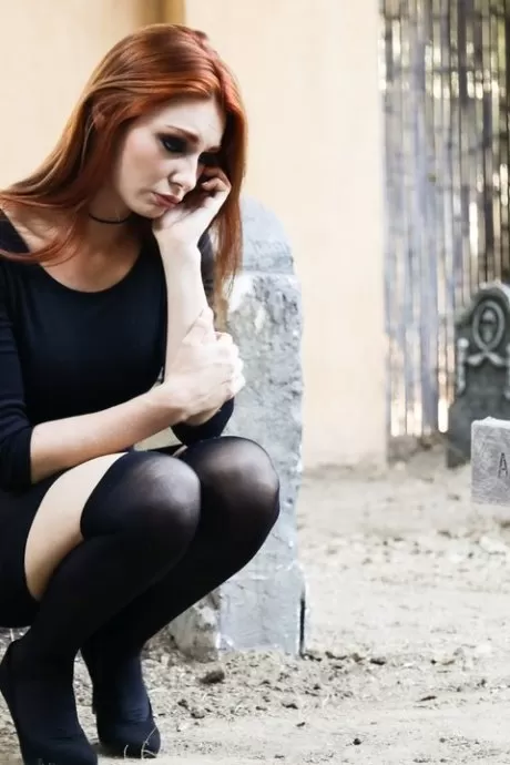 Новоиспеченная вдовица занимается сексом со своим покойным мужем, когда он возвращается в виде зомби