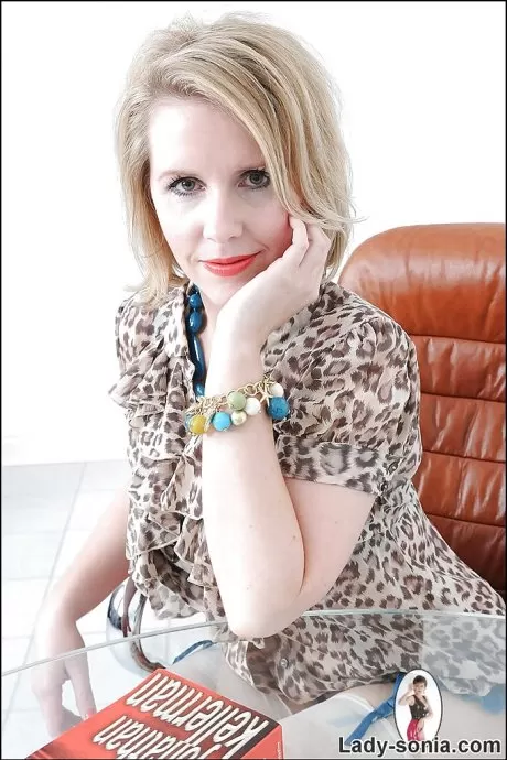 Развратная зрелая леди с большими сиськами раздевается и раздвигает ноги