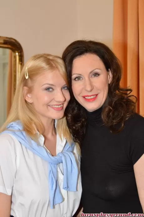 Мачеха Лара в латексных сапогах шлепает своенравную школьницу в униформе и носках