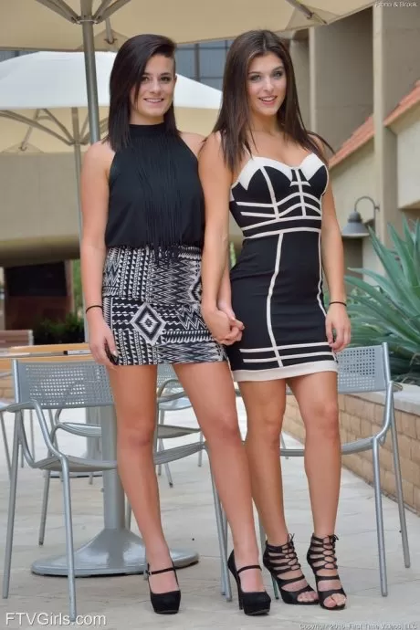 Горячие подружки-лесбиянки сверкают голыми юбками и теребят лысые киски на открытом воздухе