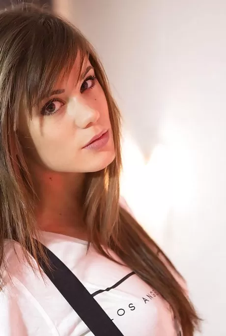 Великолепная 18-летняя неопытная девушка раздвигает гладкую киску для мастурбации