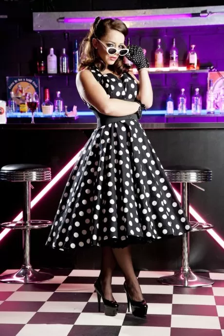 Гламурная девушка Лайза Дель Сьерра снимает платье в горошек перед межрасовым сексом