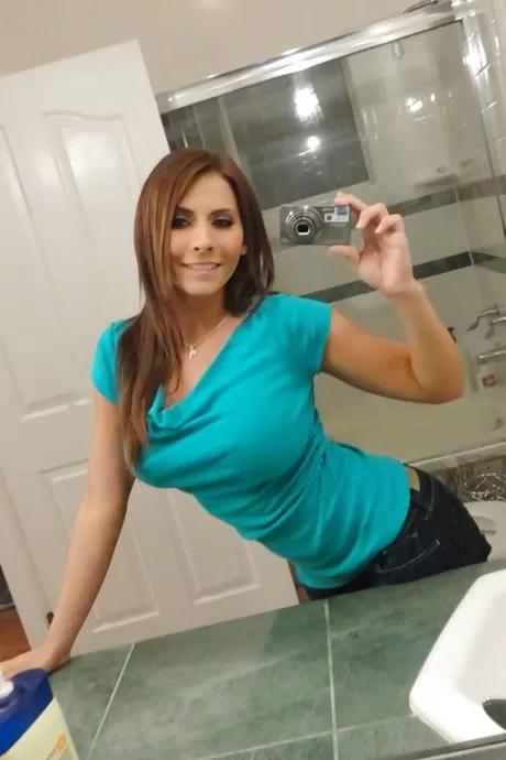 Любительская красотка Мэдисон Айви обнажает свое соблазнительное тело и представляет себя