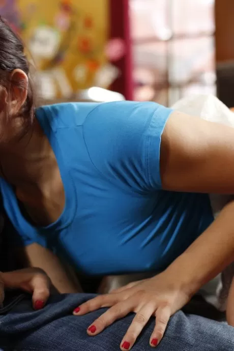 Молоденькая латиноамериканка Мэнди Мьюз садится верхом на член во время грубого секса на диване