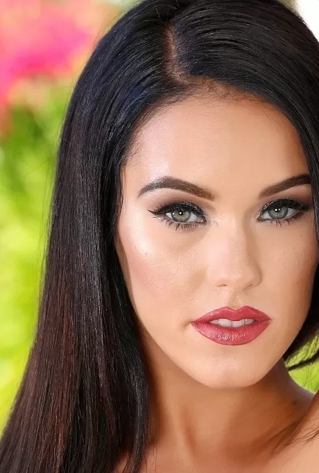 Сексуальная брюнетка Меган Рейн снимает свое бикини на местной пристани для яхт