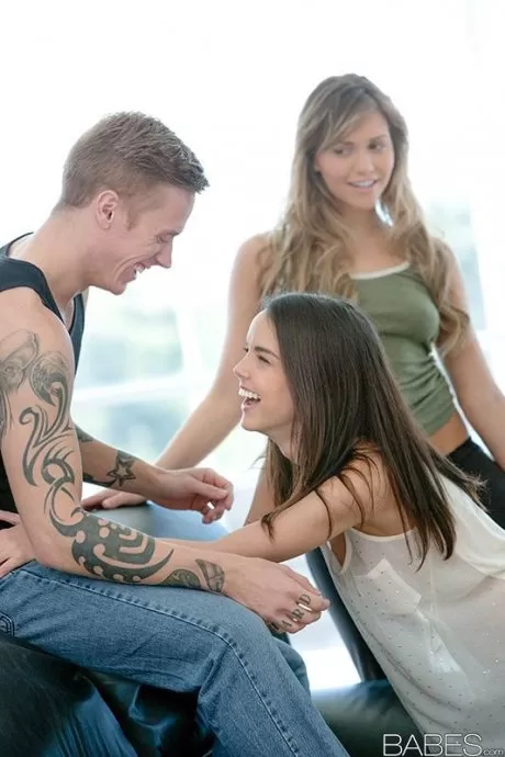 Миа Малкова и ее подружка делают минет, облизывая мячик, во время секса втроем