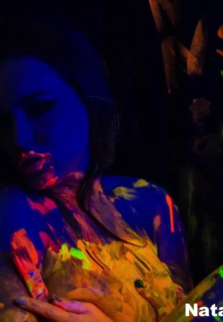 Соло-девушка Наташа Найс играет со своими большими сиськами под черным освещением