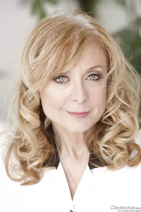 Зрелая мегера Нина Хартли избавляется от своего парадного платья и кружевного нижнего белья