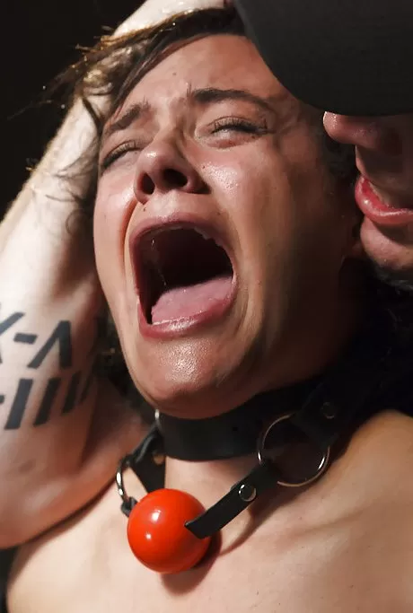 Занудная мамаша Пенни Барбер прикована цепью к полу для болезненной порки ногами