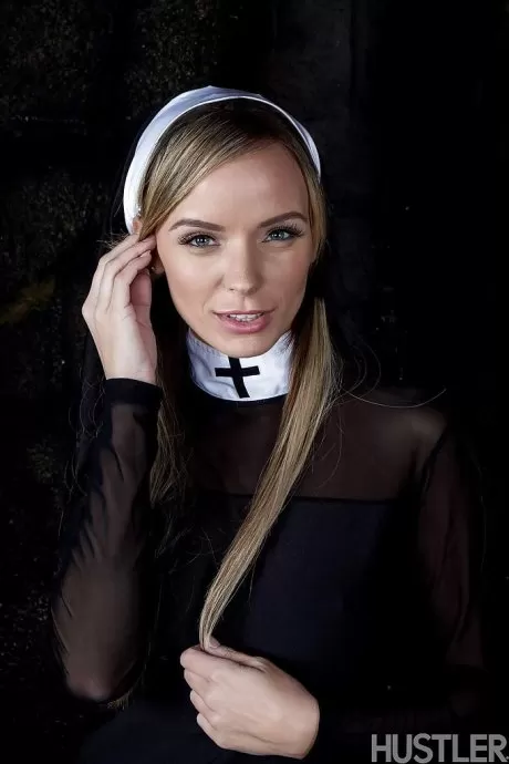 Миниатюрная блондинка и порнозвезда косплея Нетронутый край, демонстрирующая голую задницу