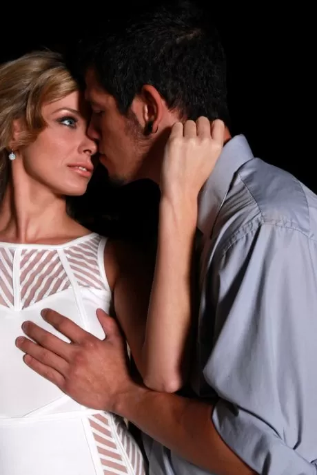 Блондинка Нетронутый край и ее друг-мужчина трахаются ночью во внутреннем дворике