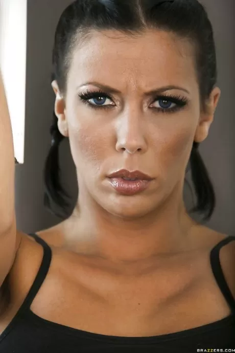 Пышногрудая красотка с бритой пиздой Рэйчел Старр снимает свой спортивный наряд