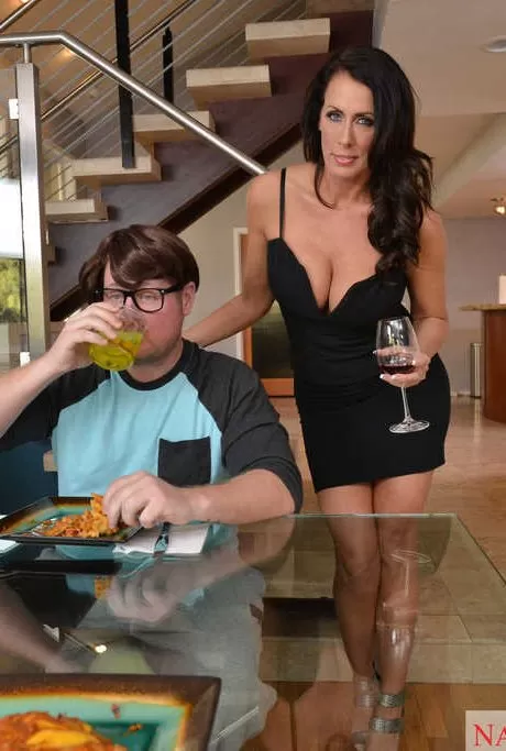 Грудастая милфа Рейган Фокс показывает молодому парню тонкости траха