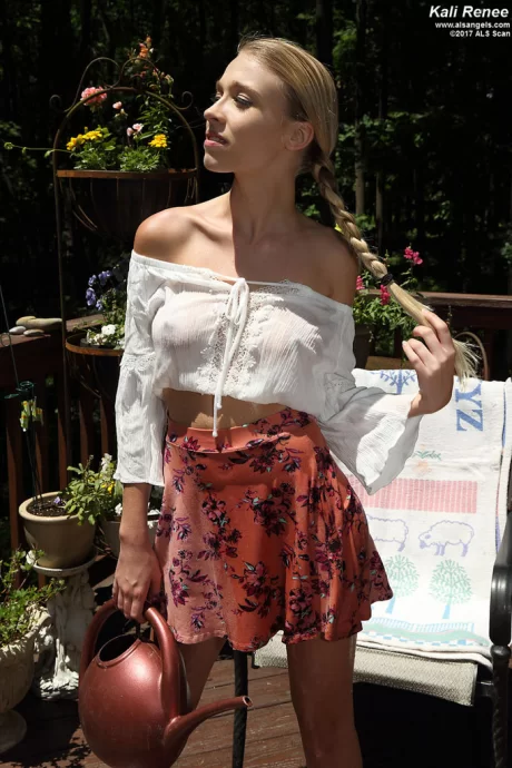 Невинная блондинка Кали Рене наполняет свою пизду из лейки на террасе