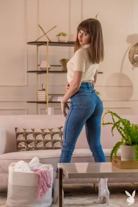 Сообразительная девушка Райли Рид обнажает свои крошечные сиськи и попку во время съемки на развороте